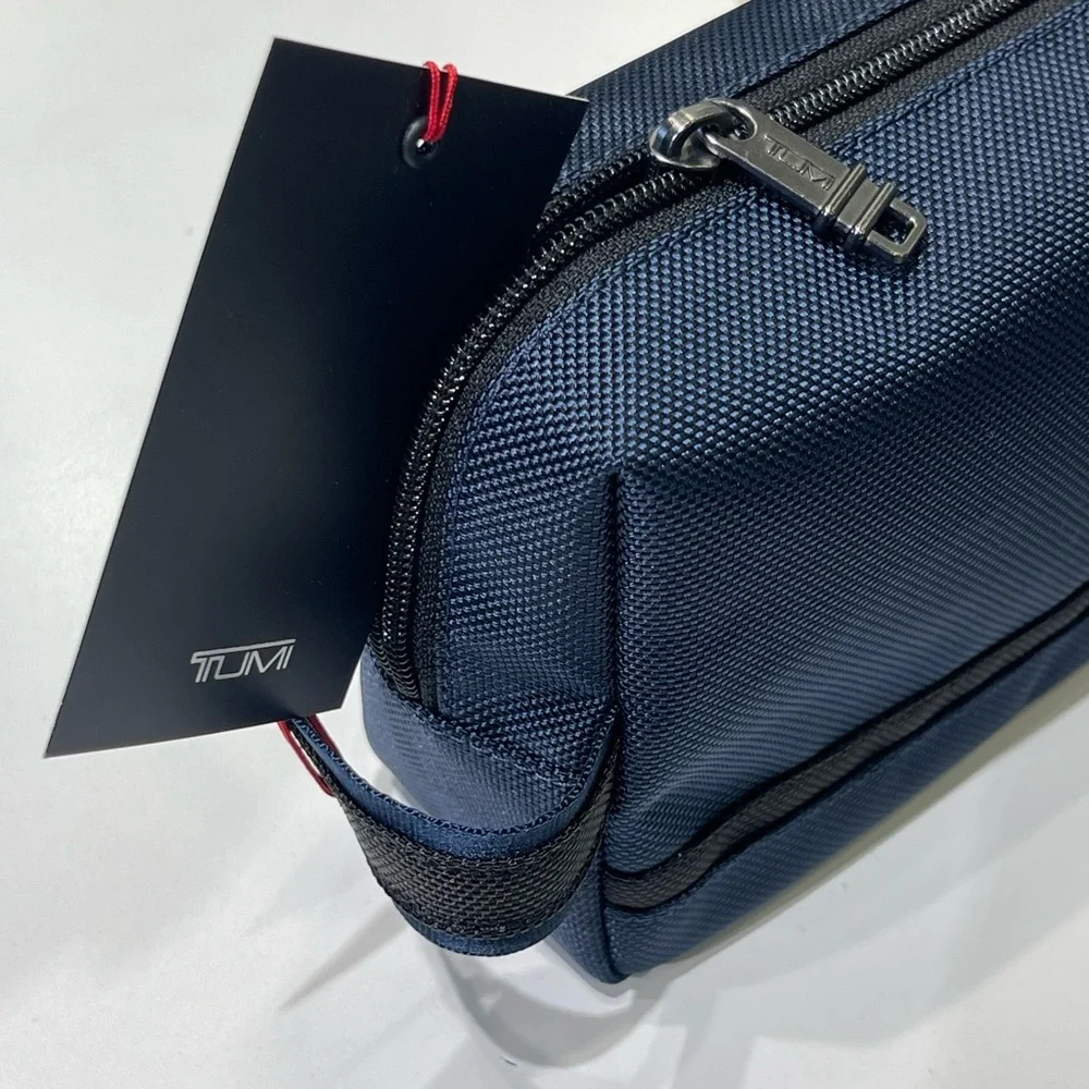 (new+tag) Tumi rare travel kit navy blue (unisex) large size 5”x8”x2.5”